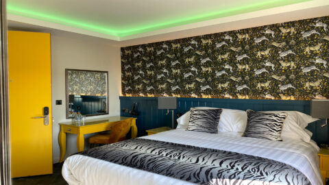 CROWN QUARTER BED ROOM IMAGE